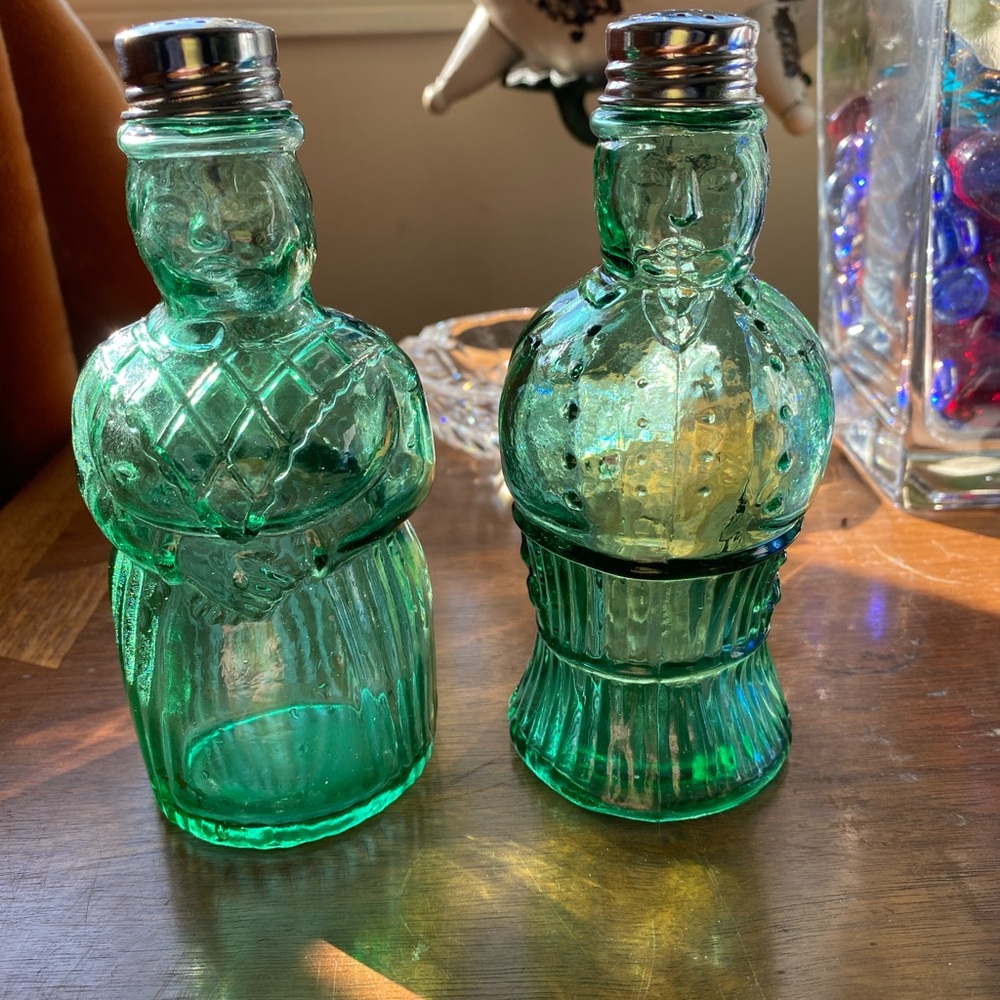 Salt & pepper Green,collectible, kitchen, imperial  glass vintage spice